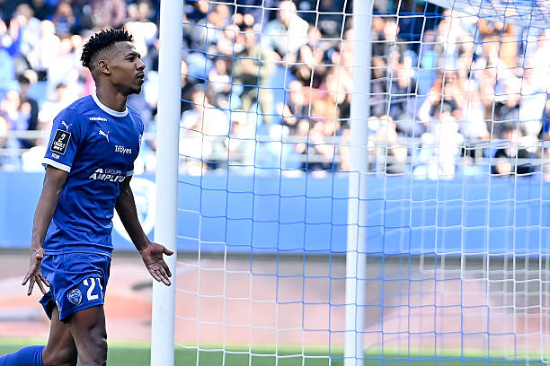 Bentayeb frappe fort avec un doublé et porte l’ESTAC