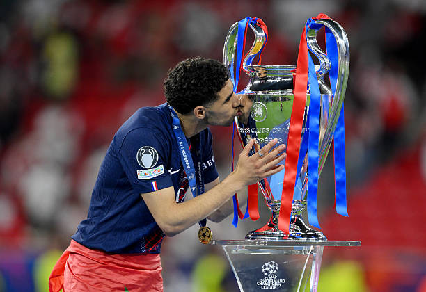Achraf Hakimi au sommet de l’Europe avec le PSG