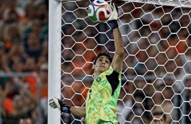 Yassine Bounou takes another step into World Cup history Yassine Bounou entre encore un peu plus dans l’histoire de la Coupe du Monde