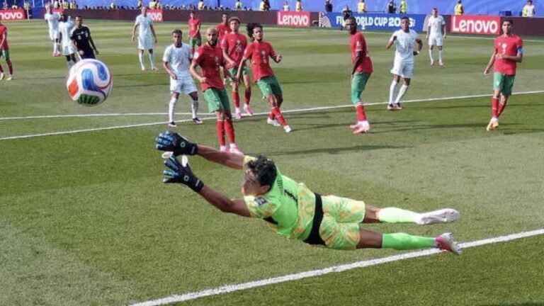 Transfer market: Yassine Bounou targeted by Fenerbahçe to replace Ederson Mercato : Yassine Bounou ciblé par Fenerbahçe pour remplacer Ederson