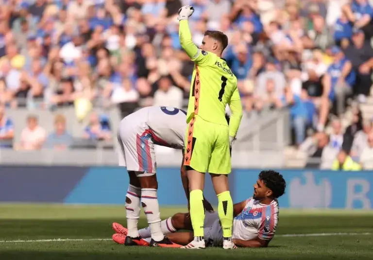 Crystal Palace : Chadi Riad sort sur civière face à Everton