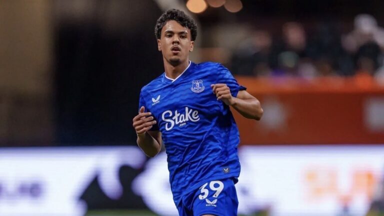 Everton : Adam Aznou encore écarté par Moyes Everton : Adam Aznou encore écarté par Moyes