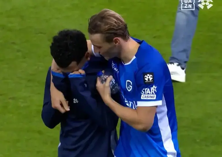 Zakaria El Ouahdi en larmes pour ses adieux aux supporters de Genk