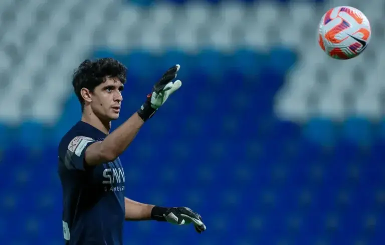 بونو يحافظ على نظافة شباكه ويقود الهلال لتجاوز الأهلي بونو يحافظ على نظافة شباكه ويقود الهلال لتجاوز الأهلي