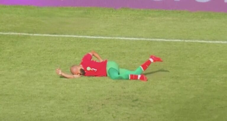 Lesotho-Maroc : Noussair Mazraoui sort sur blessure